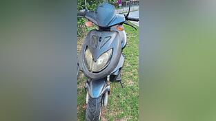 Diesen Motorroller haben aufmerksame Badeg&auml;ste aus dem Waldbad geborgen. Die Polizei ermittelt, der B&uuml;rgermeister ist sauer.