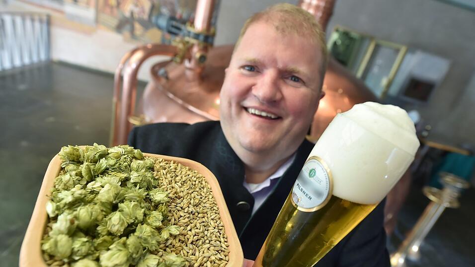 Ein Braumeister zeigt, was rein darf ins Bier: Malz, hergestellt aus Gerste, Hopfen und natürlich Wasser. (Foto: dpa/Deck) Ein Braumeister zeigt, was rein darf ins Bier: Malz, hergestellt aus Gerste, Hopfen und natürlich Wasser. (Foto: dpa/Deck)