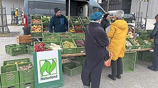 Elmar Alt (links) bietet am Bio-Donaumarkt Gemüse aus dem Landkreis an.