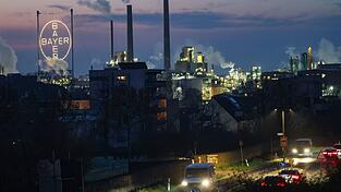 Bayer steckt in den roten Zahlen. Bayer steckt in den roten Zahlen.