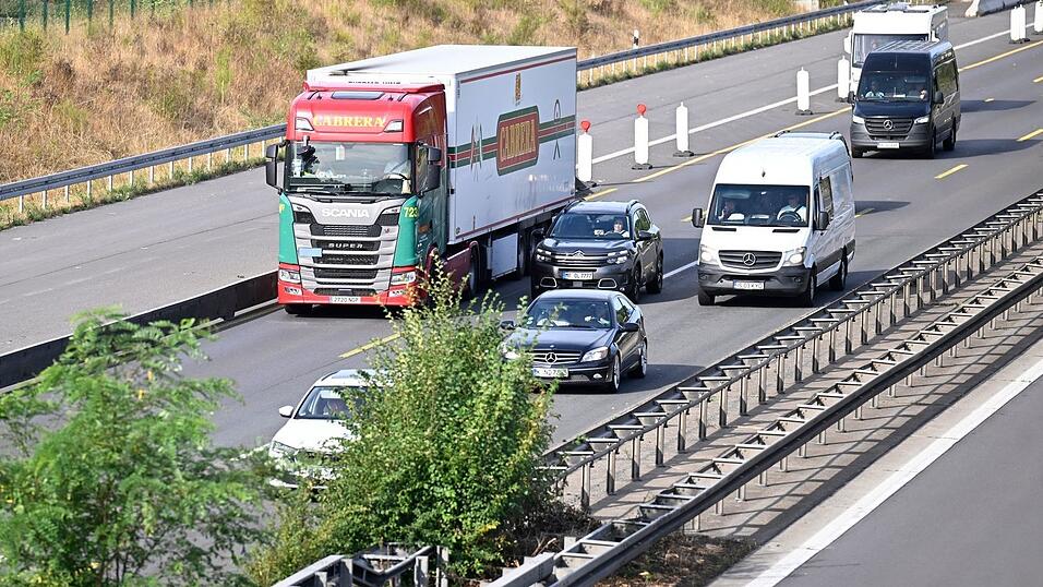 Lastwagen sollen Lieferungen &uuml;bernehmen, die wegen des Niedrigwassers in Fl&uuml;ssen nicht per Schiff transportiert werden k&ouml;nnen (Symbolbild)