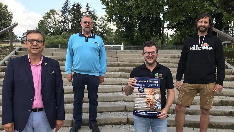 Organisieren gemeinsam den 'Vejdacher Biergarten dahoam': B&uuml;rgermeister Franz Wittmann (v.li.), Reinhard Trellinger, Maximilian Stra&szlig;ner (Stadtspielmannszug) und Stephan Ebner (1. FC Viechtach).