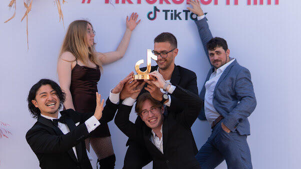 Alexandra mit ihren Freunden. Darunter der Regisseur des Gewinnerfilms „Zero“, Tim Hamilton (rechts). Alexandra mit ihren Freunden. Darunter der Regisseur des Gewinnerfilms „Zero“, Tim Hamilton (rechts).