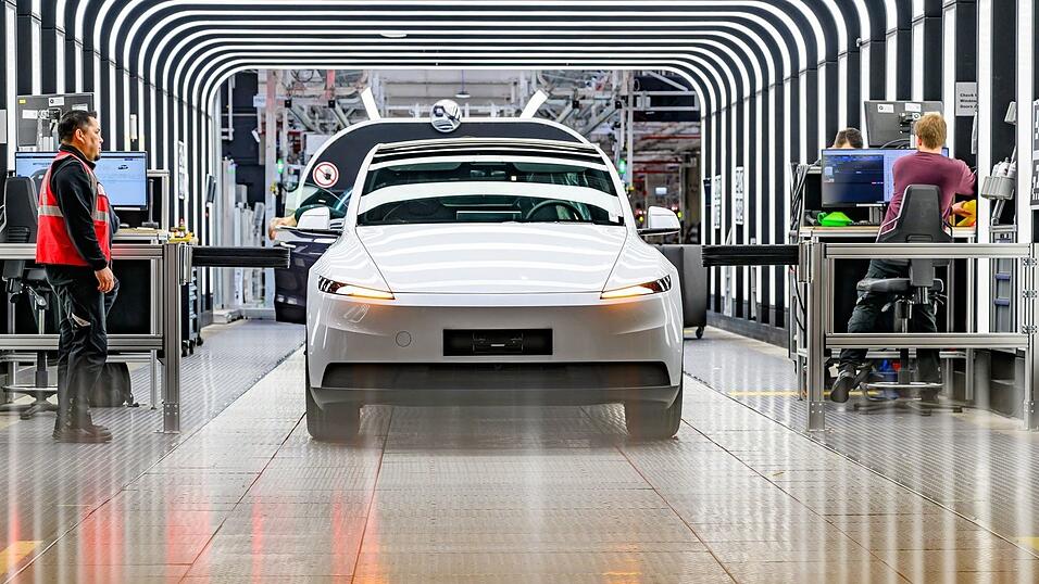 Der Elektroautobauer Tesla will in seiner Fabrik in Gr&uuml;nheide 1.000 Besch&auml;ftigte innerhalb weniger Monate neu einstellen. (Archivbild)