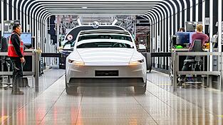 Der Elektroautobauer Tesla will in seiner Fabrik in Gr&uuml;nheide 1.000 Besch&auml;ftigte innerhalb weniger Monate neu einstellen. (Archivbild)