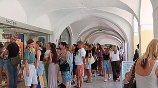 Bei „trendOptic“ in der Altstadt reichte die Schlange am frühen Nachmittag bereits an mehreren benachbarten Geschäften vorbei. Bei „trendOptic“ in der Altstadt reichte die Schlange am frühen Nachmittag bereits an mehreren benachbarten Geschäften vorbei.