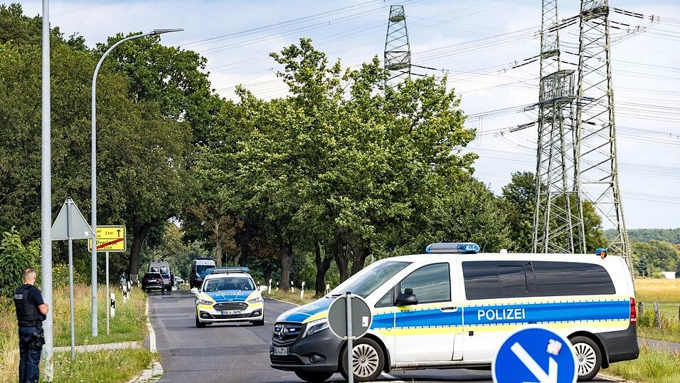 Die Polizei hat den Weg zu den Strommasten weiträumig abgesperrt. Die Polizei hat den Weg zu den Strommasten weiträumig abgesperrt.