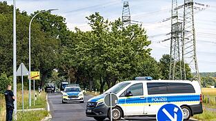 Die Polizei hat den Weg zu den Strommasten weiträumig abgesperrt. Die Polizei hat den Weg zu den Strommasten weiträumig abgesperrt.