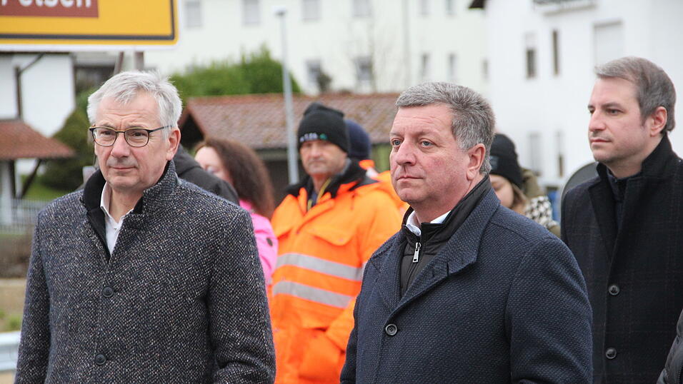 Auf die Ansprache des Verkehrsministers (2. v. r.) folgten Gru&szlig;worte des Landrats (l.) und des Landauer B&uuml;rgermeisters (r.).