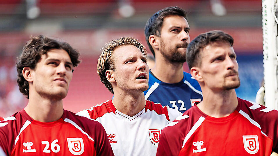 Etwas ungläubig schauten die Spieler des SSV Jahn Regensburg um Neuzugang Felix Strauss (Mitte) nach der 0:4-Abfuhr am Sonntag gegen den MSV Duisburg drein.