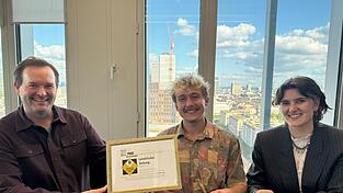 Ben Shaw (links), Mitglied der Preis-Jury, mit Matthias Keck und Laura Mies.
