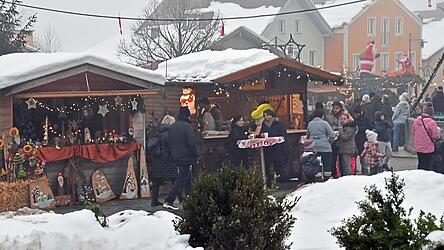 Verschiedene Buden laden zum Standeln und Verweilen ein.