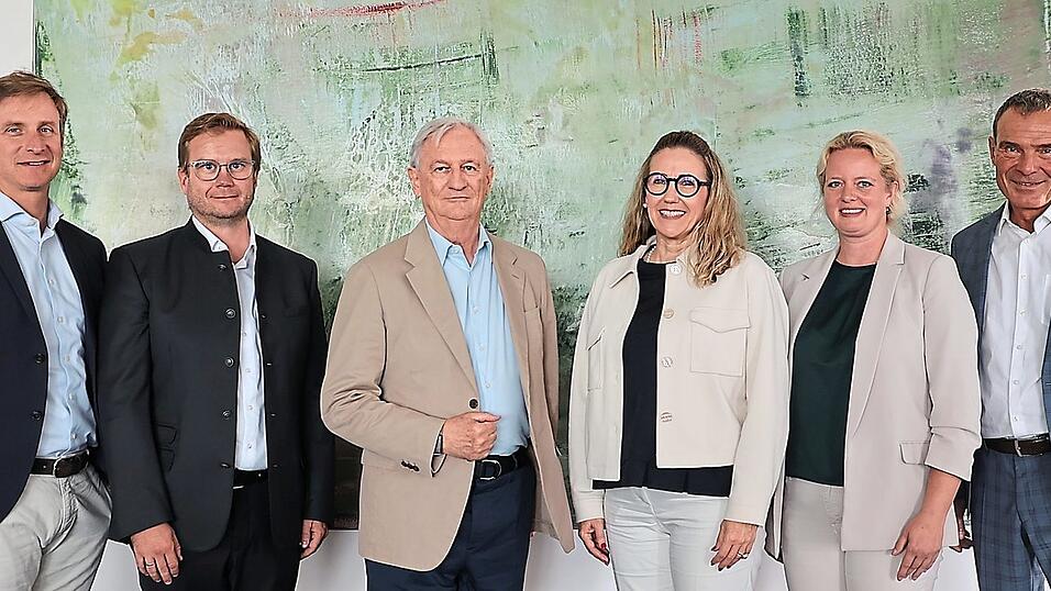 Beim Austausch-Besuch (von links): CEO Jan Reblin, Sebastian Stelzer (Geschäftsleiter Stadt Vilsbiburg), Friedrich Dräxlmaier (Vorsitzender des Verwaltungsrats), Bürgermeisterin Sibylle Entwistle, Nadine Eggl (Kämmerin Stadt Vilsbiburg) und Georg Straßer (Regionalmanager Stadt Vilsbiburg). Beim Austausch-Besuch (von links): CEO Jan Reblin, Sebastian Stelzer (Geschäftsleiter Stadt Vilsbiburg), Friedrich Dräxlmaier (Vorsitzender des Verwaltungsrats), Bürgermeisterin Sibylle Entwistle, Nadine Eggl (Kämmerin Stadt Vilsbiburg) und Georg Straßer (Regionalmanager Stadt Vilsbiburg).