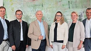 Beim Austausch-Besuch (von links): CEO Jan Reblin, Sebastian Stelzer (Gesch&auml;ftsleiter Stadt Vilsbiburg), Friedrich Dr&auml;xlmaier (Vorsitzender des Verwaltungsrats), B&uuml;rgermeisterin Sibylle Entwistle, Nadine Eggl (K&auml;mmerin Stadt Vilsbiburg) und Georg Stra&szlig;er (Regionalmanager Stadt Vilsbiburg).