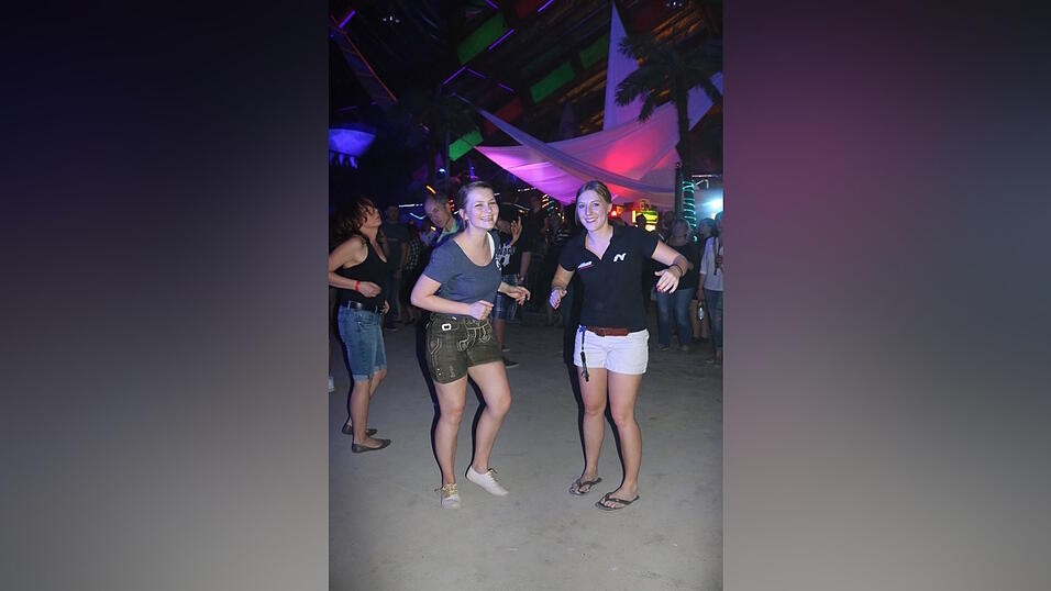 Tausende Partyhungrige kamen an den letzten beiden Januarwochenenden zur Beachparty in Vilsbiburg. Tausende Partyhungrige kamen an den letzten beiden Januarwochenenden zur Beachparty in Vilsbiburg.