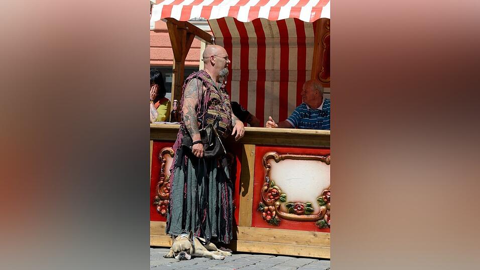 Mittelalter-Flair und super Stimmung: Die lange Einkaufsnacht 'Schlaflos' war gleichzeitig der Auftakt zum Mittelalter-Fest in Straubing. Mittelalter-Flair und super Stimmung: Die lange Einkaufsnacht 'Schlaflos' war gleichzeitig der Auftakt zum Mittelalter-Fest in Straubing.
