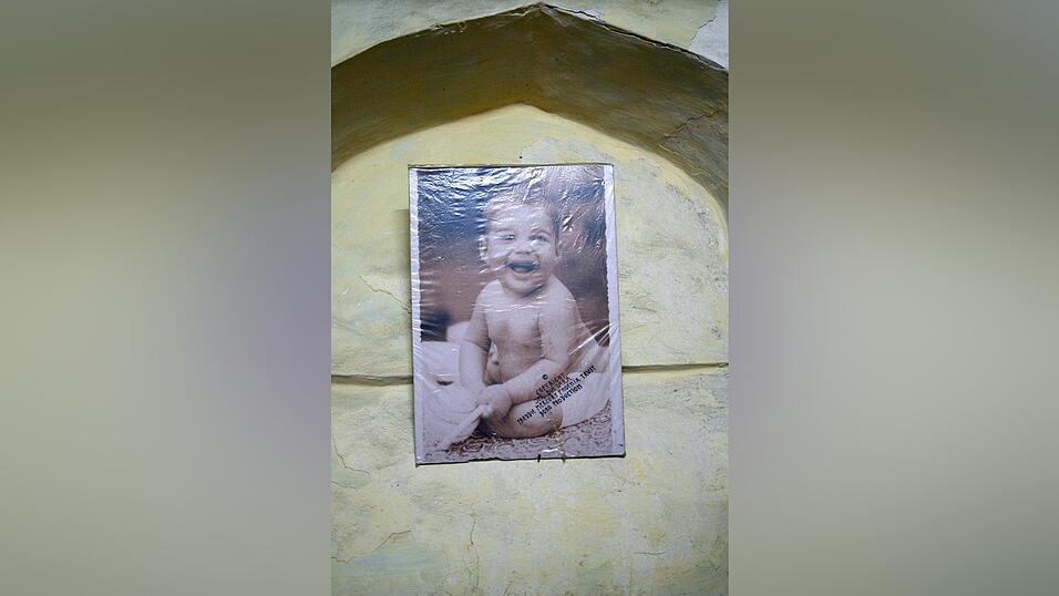 Ein unscharfes Babyfoto von Freddie Mercury h&auml;ngt bis heute an der Wand des Fotografen, der es vor fast 60 Jahren auf Sansibar aufgenommen hat. Der Queen-Leads&auml;nger ist unter dem Namen Farrokh Bulsara in Sansibar aufgewachsen. Die Bulsaras flohen mit ihrem Sohn Farrokh von der Insel, nachdem nationalistische Rebellen in einer einzigen Nacht 12.000 Bewohner asiatischer und arabischer Herkunft massakriert hatten. Farrokh ging fortan in England zur Schule, nannte sich Freddie und lernte schlie&szlig;lich seine sp&auml;teren Bandkollegen kennen. Nach Sansibar kehrte er nie wieder zur&uuml;ck.
