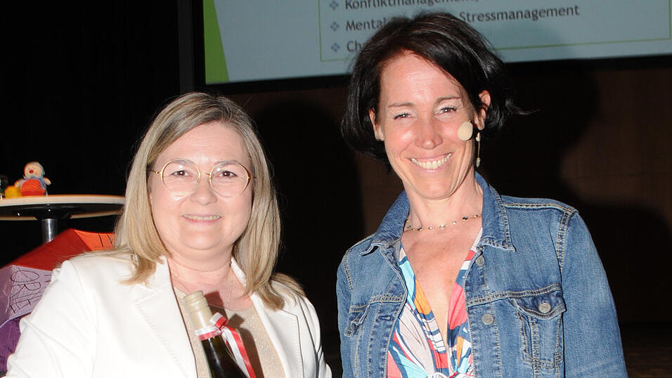 VHS-Geschäftsführerin Manuela Wälischmiller (l.) mit Referentin Anja M. Merkel nach dem Vortrag zum Thema Resilienz. VHS-Geschäftsführerin Manuela Wälischmiller (l.) mit Referentin Anja M. Merkel nach dem Vortrag zum Thema Resilienz.