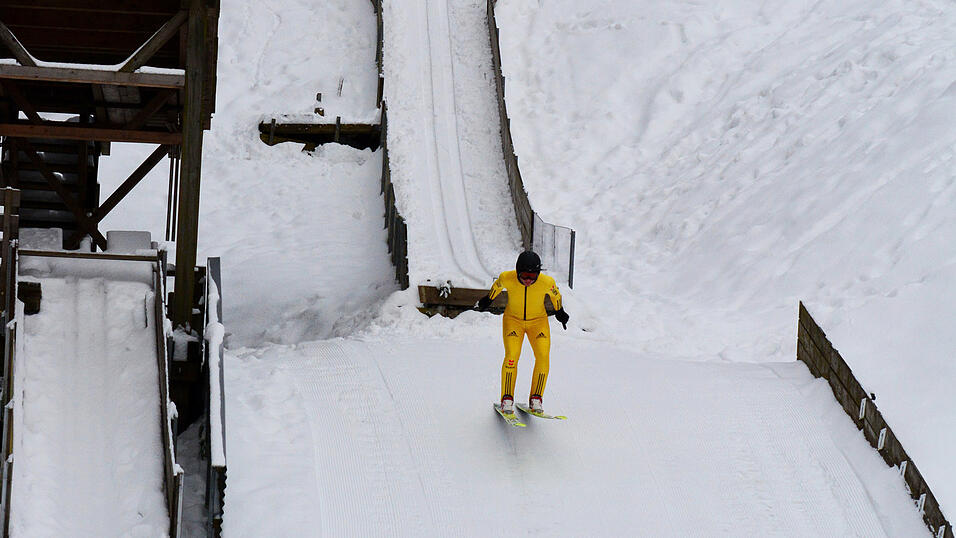 Landung: Beide Ski schlagen gleichzeitig auf den Schnee auf.