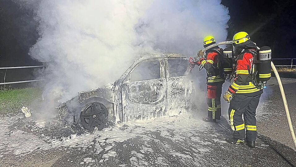 Nachts um 3.15 Uhr stand auf dem Parkplatz an der alten B 16 bei Trasching ein Auto in Flammen. Mit Schaum und Wasser aus dem Tanklöschfahrzeug löschte es ein Atemschutztrupp ab. Nachts um 3.15 Uhr stand auf dem Parkplatz an der alten B 16 bei Trasching ein Auto in Flammen. Mit Schaum und Wasser aus dem Tanklöschfahrzeug löschte es ein Atemschutztrupp ab.