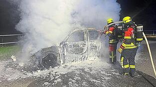 Nachts um 3.15 Uhr stand auf dem Parkplatz an der alten B 16 bei Trasching ein Auto in Flammen. Mit Schaum und Wasser aus dem Tanklöschfahrzeug löschte es ein Atemschutztrupp ab.