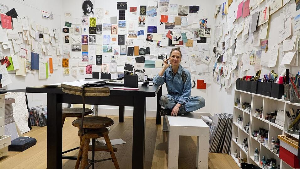 In ihrem Atelier in der N&auml;he des Hamburger Rathauses schreibt und malt die geb&uuml;rtige Hannoveranerin.