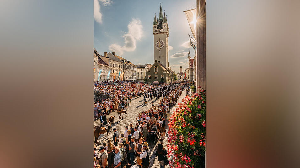 Der traditionelle Auszug zur Festwiese am ersten Freitag war wieder sehr stark besucht.&nbsp;