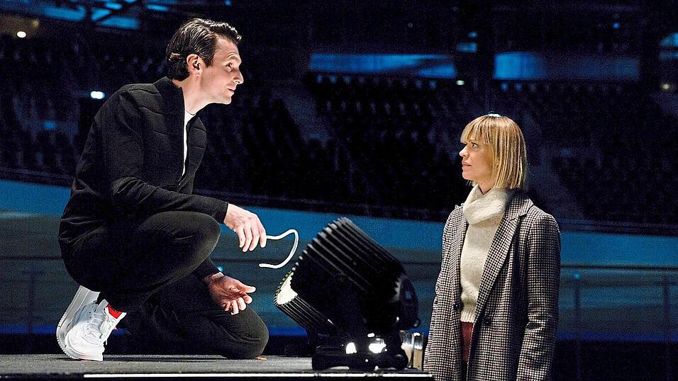 Cynthia stellt 'Freemee'-Chef Carl Montik kritische Fragen zu seinen tatsächlichen Motiven. Cynthia stellt 'Freemee'-Chef Carl Montik kritische Fragen zu seinen tatsächlichen Motiven.