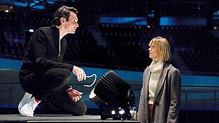 Cynthia stellt 'Freemee'-Chef Carl Montik kritische Fragen zu seinen tats&auml;chlichen Motiven.