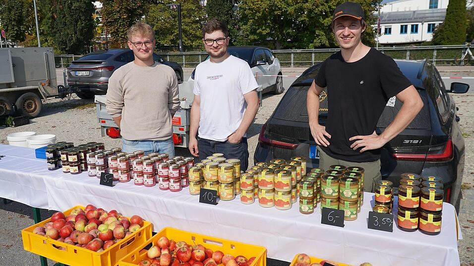 Einen besonderen Honig bot Julian Harbeintner (r.) an.