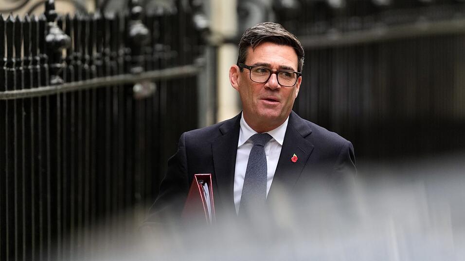 Der britische Premierminister Andy Burnham verl&auml;sst die Downing Street Nr. 10.