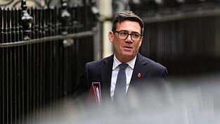 Der britische Premierminister Andy Burnham verlässt die Downing Street Nr. 10. Der britische Premierminister Andy Burnham verlässt die Downing Street Nr. 10.
