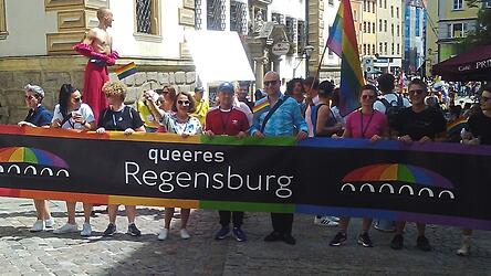 An der Spitze der Parade gingen neben Oberbürgermeisterin Gertrud Maltz-Schwarzfischer (vorne, Vierte von links) Alexander Irmisch vom Vorstand Queeres Regensburg und der Intendant des Theaters, Sebastian Ritschel.