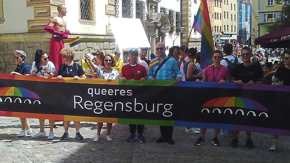 An der Spitze der Parade gingen neben Oberbürgermeisterin Gertrud Maltz-Schwarzfischer (vorne, Vierte von links) Alexander Irmisch vom Vorstand Queeres Regensburg und der Intendant des Theaters, Sebastian Ritschel.