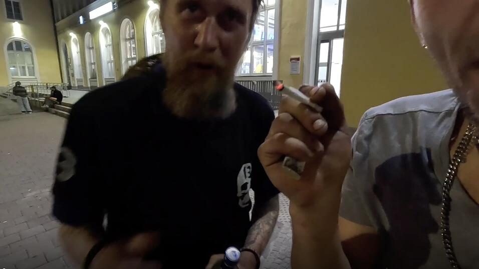 50 Euro oder Kamera weg: Steve wird für einen Moment aufdringlich gegenüber einem Reporter. 50 Euro oder Kamera weg: Steve wird für einen Moment aufdringlich gegenüber einem Reporter.