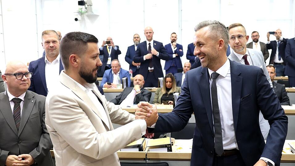 Mit der Wahl von AfD-Politiker Tobias Rausch (links) zum Landtagspräsidenten wird auch über eine mögliche Mehrheit für Ulrich Siegmund (AfD) als Ministerpräsident diskutiert. Mit der Wahl von AfD-Politiker Tobias Rausch (links) zum Landtagspräsidenten wird auch über eine mögliche Mehrheit für Ulrich Siegmund (AfD) als Ministerpräsident diskutiert.