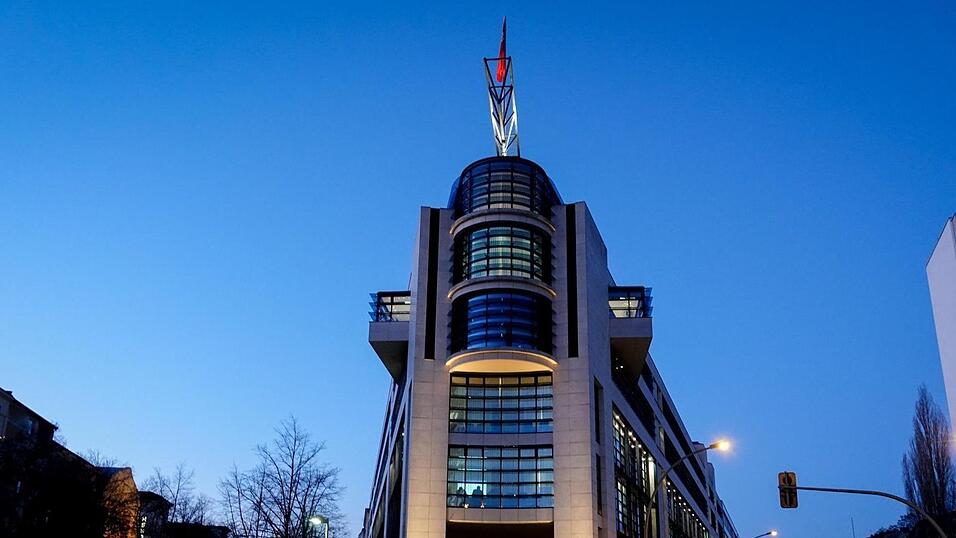 Im Willy-Brandt-Haus gibt die SPD am Samstag das Siegerduo im Rennen um den Parteivorsitz bekannt. Im Willy-Brandt-Haus gibt die SPD am Samstag das Siegerduo im Rennen um den Parteivorsitz bekannt.