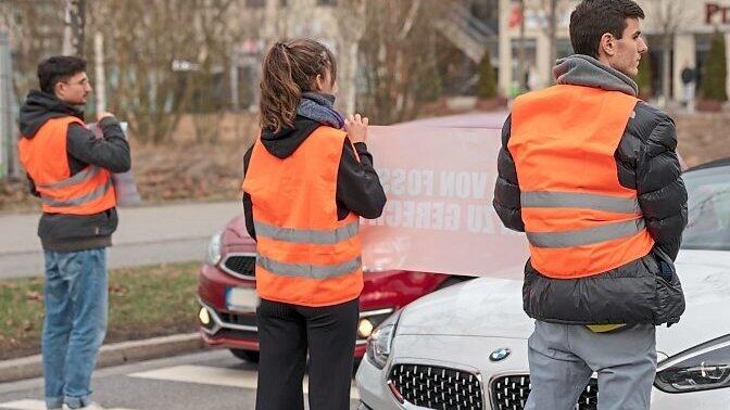 Aktivisten stoppten kurzzeitig den Straßenverkehr in der Friedensstraße. Aktivisten stoppten kurzzeitig den Straßenverkehr in der Friedensstraße.