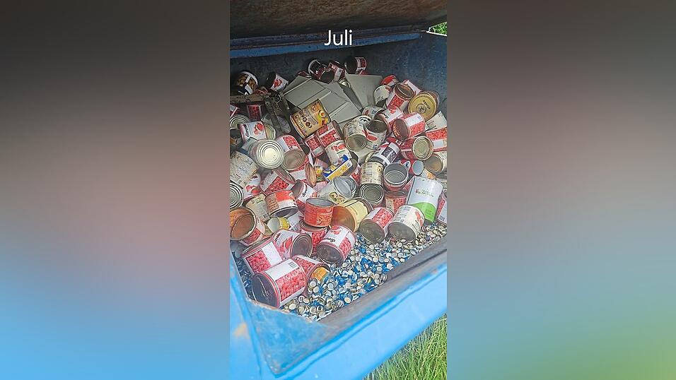 Neben Kronkorken k&ouml;nnen auch Wei&szlig;blechdosen eingeworfen werden.