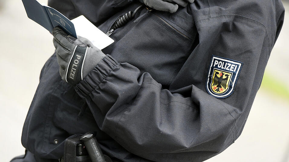 Bei einer Verkehrskontrolle ist es die Pflicht des Autofahrers, sich durch Personalien, Führerschein und Fahrzeugpapiere auszuweisen. Bei einer Verkehrskontrolle ist es die Pflicht des Autofahrers, sich durch Personalien, Führerschein und Fahrzeugpapiere auszuweisen.