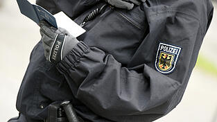 Bei einer Verkehrskontrolle ist es die Pflicht des Autofahrers, sich durch Personalien, Führerschein und Fahrzeugpapiere auszuweisen.