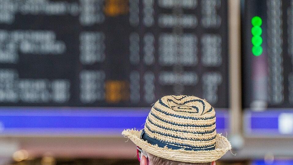 Am Frankfurter Flughafen drohen zum Ferienstart längere Wartezeiten. Am Frankfurter Flughafen drohen zum Ferienstart längere Wartezeiten.