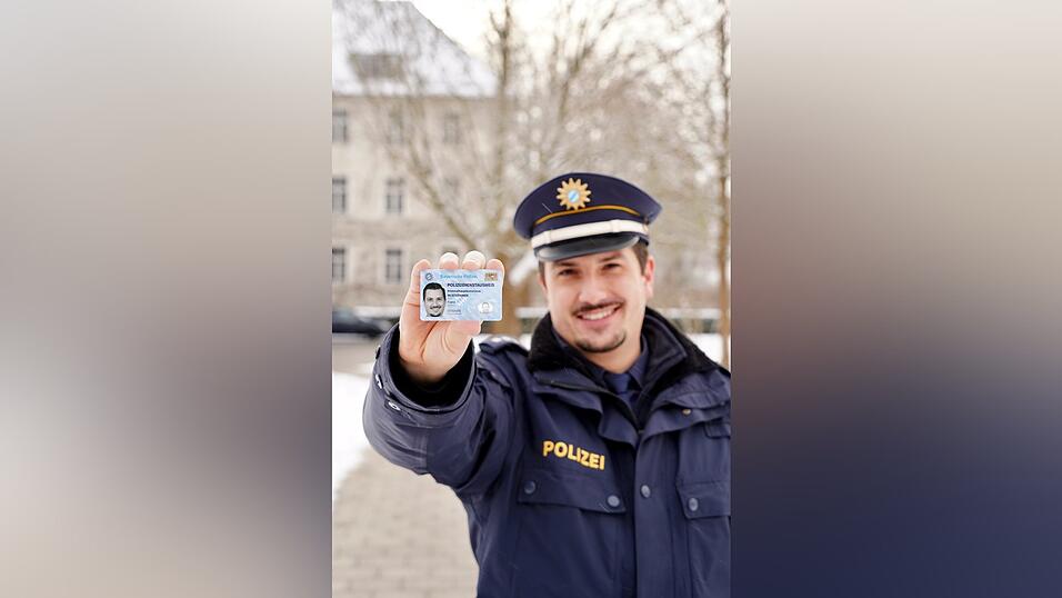 Florian Beck ist seit 13 Jahren bei der Polizei - und nutzte bisher einen Dienstausweis, der älter war als er selbst. Nun zeigt er einen der neuen Ausweise - nicht seinen echten, auf den passt er gut auf, sondern einen Musterausweis mit seinem Foto. Florian Beck ist seit 13 Jahren bei der Polizei - und nutzte bisher einen Dienstausweis, der älter war als er selbst. Nun zeigt er einen der neuen Ausweise - nicht seinen echten, auf den passt er gut auf, sondern einen Musterausweis mit seinem Foto.