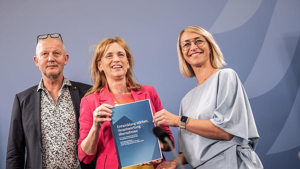 Die Kommission legt viel Wert auf die Verantwortung von Erwachsenen - und vor allem den sozialen Netzwerken selbst. Die Kommission legt viel Wert auf die Verantwortung von Erwachsenen - und vor allem den sozialen Netzwerken selbst.