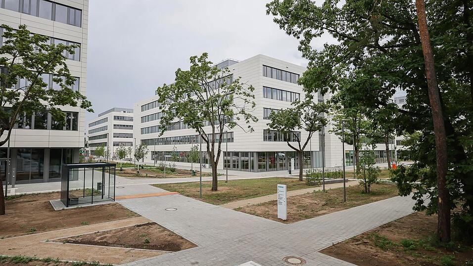 Mit dem Modul 8 ist der Siemens Campus Erlangen nach mehr als zehnjähriger Planungs- und Bauzeit fertiggestellt. Mit dem Modul 8 ist der Siemens Campus Erlangen nach mehr als zehnjähriger Planungs- und Bauzeit fertiggestellt.