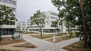 Mit dem Modul 8 ist der Siemens Campus Erlangen nach mehr als zehnjähriger Planungs- und Bauzeit fertiggestellt. Mit dem Modul 8 ist der Siemens Campus Erlangen nach mehr als zehnjähriger Planungs- und Bauzeit fertiggestellt.