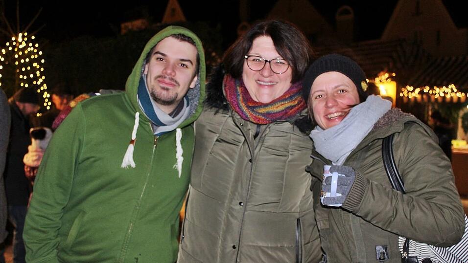 Der idyllische Christkindlmarkt in der Freyung in Landshut zählt zu den schönsten Christkindlmärkten Bayerns. Bei eisigen Temperaturen ist dort insbesondere die Glühwein-Alm natürlich heiß begehrt. Der idyllische Christkindlmarkt in der Freyung in Landshut zählt zu den schönsten Christkindlmärkten Bayerns. Bei eisigen Temperaturen ist dort insbesondere die Glühwein-Alm natürlich heiß begehrt.