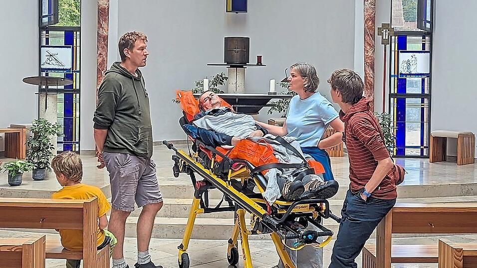 Emotionale, berührende Augenblicke spielten sich auf der Rückfahrt ab, als die Ausflügler und die BRK-Kollegen mit dem Herzenswunsch-Hospizmobil die Kirche in Willmering ansteuerten. Hubert Bauer, ein Freund der Familie, gab dort ein privates Orgelkonzert. Enkel Nepomuk spielte auf dem Horn dazu. Emotionale, berührende Augenblicke spielten sich auf der Rückfahrt ab, als die Ausflügler und die BRK-Kollegen mit dem Herzenswunsch-Hospizmobil die Kirche in Willmering ansteuerten. Hubert Bauer, ein Freund der Familie, gab dort ein privates Orgelkonzert. Enkel Nepomuk spielte auf dem Horn dazu.