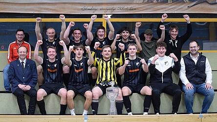 Der TSV Oberschneiding freut sich mit B&uuml;rgermeister Christian Hirtreiter (2.v. l.) Turnierleiter Stefan Kastl (1. v. l.) und dem FC-Vorsitzenden Alexander Hartl (r.) &uuml;ber den Turniersieg in Stra&szlig;kirchen.