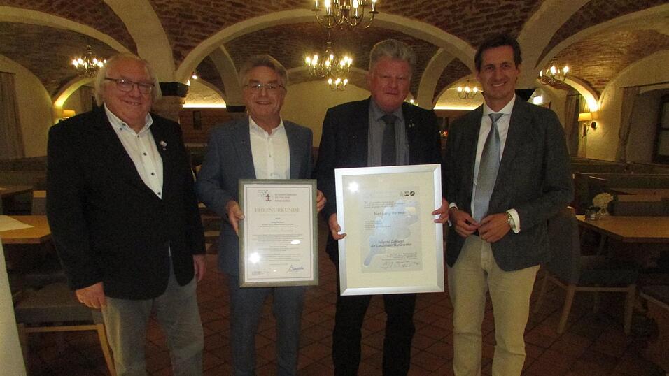 Große Ehrung für Georg Biemeier (2.v.r.): Im Beisein vom (v.l.) Ehrenvorsitzenden Alfred Kuttenlochner, Vorsitzenden Karl Braun und MdL Stefan Ebner präsentiert er die Urkunde der Großen goldenen Ehrennadel des Bundesverbandes der Deutschen Steinmetze und des silbernen Lobsiegels der Kreishandwerkerschaft. Große Ehrung für Georg Biemeier (2.v.r.): Im Beisein vom (v.l.) Ehrenvorsitzenden Alfred Kuttenlochner, Vorsitzenden Karl Braun und MdL Stefan Ebner präsentiert er die Urkunde der Großen goldenen Ehrennadel des Bundesverbandes der Deutschen Steinmetze und des silbernen Lobsiegels der Kreishandwerkerschaft.